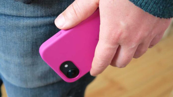 Apple warns iPhone owners of widespread mercenary spyware attack