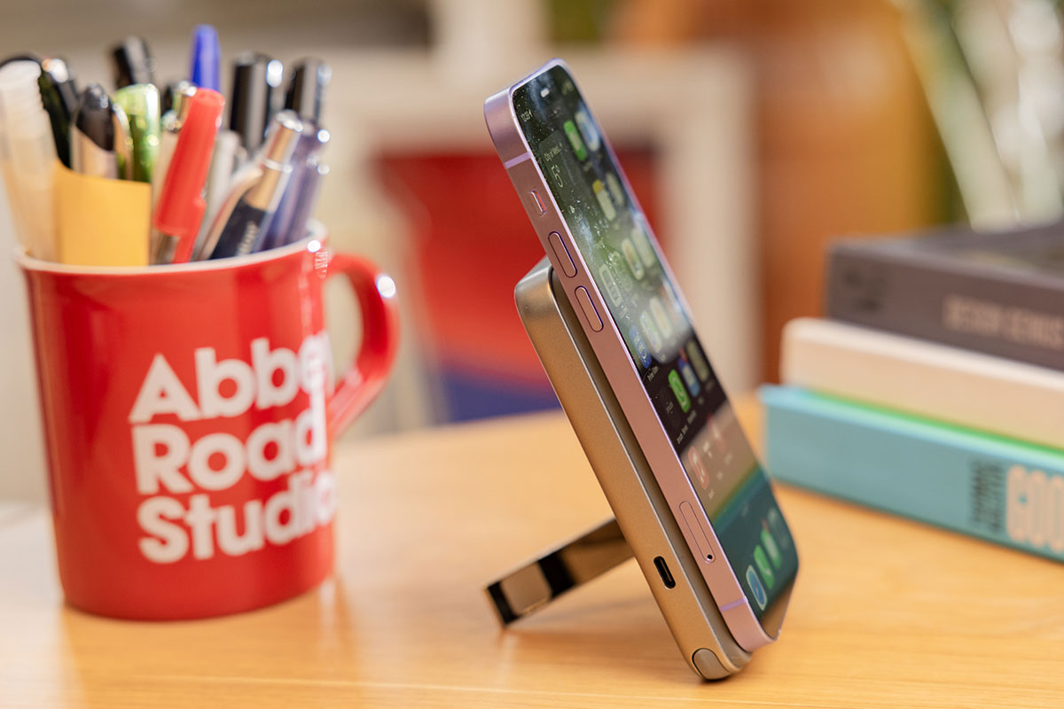 EcoFlow RAPID Magnetic Power Bank 5K stand