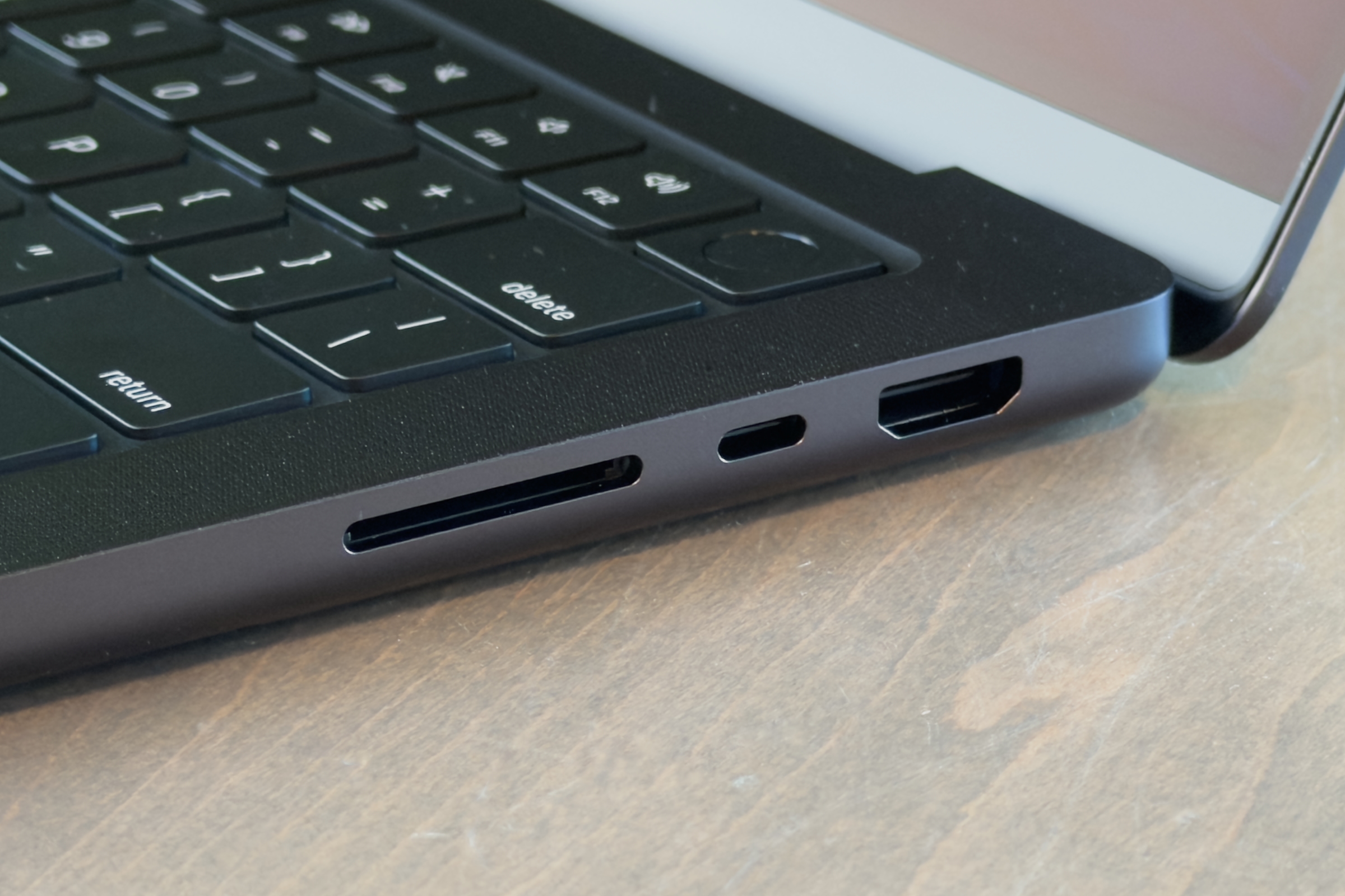 m5 macbook pro hdmi