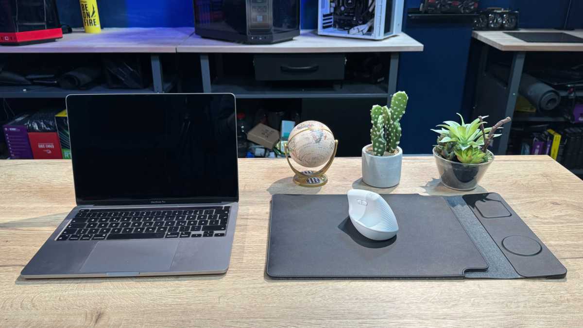 Geöffnetes Macbook Pro neben der Journey NEXA, auf der eine weiße Maus liegt