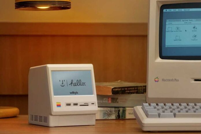 This Mac mini dock looks like a classic Macintosh and has a working display