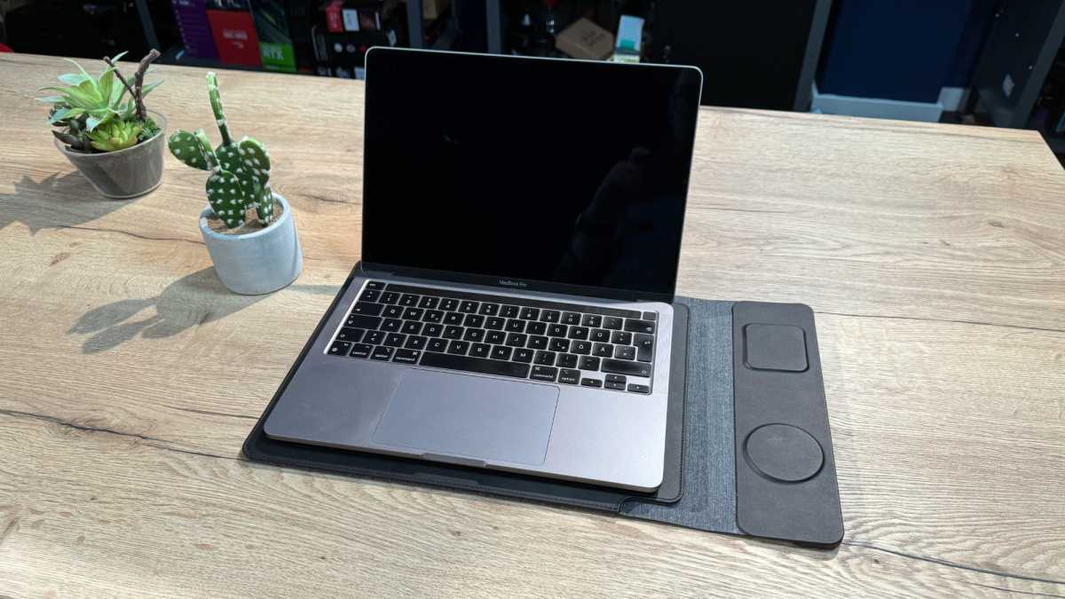 Geöffnetes Macbook Pro steht auf der Journey NEXA
