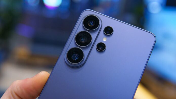 Samsung is taking the heat for a flashlight problem your iPhone and Pixel share