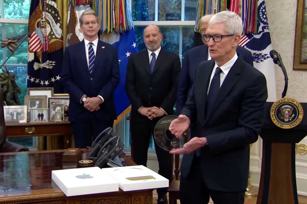 Tim Cook presents President Donald Trump with an etched plaque to commemorate Apple's 0 billion investment in U.S> manufacturing.” class=”wp-image-3120162″ width=”1200″ top=”800″ loading=”lazy”/><button class=
